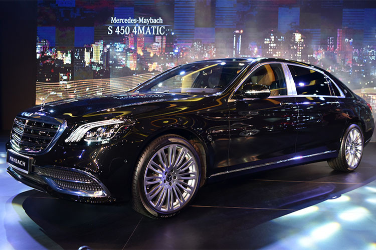 Cụm đèn hậu của xe được chia ra thành 3 tầng với hiệu ứng “vệt sáng” phản quang. Cản sau được hạ thấp, liền khối theo phương ngang với thanh chrome ôm trọn hai ống xả. Riêng Mercedes-Maybach S 450 4MATIC vẫn có chiều dài tổng thể 5.453 mm và chiều dài cơ sở 3.365 mm.