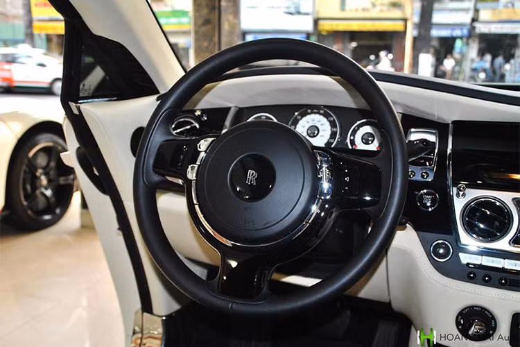 Vô lăng của xe ba chấu kiểu truyền thống trên những mẫu xe khác của hãng xe sang Rolls-Royce. Ba đồng hồ analog trên bảng điều khiển trung tâm khá đơn giản. Đồng hồ giữa hiện tốc độ, có đơn vị dặm/giờ và km/h. Bên phải là đồng hồ báo xăng và nhiệt độ máy, bên trái hiển thị tua máy.