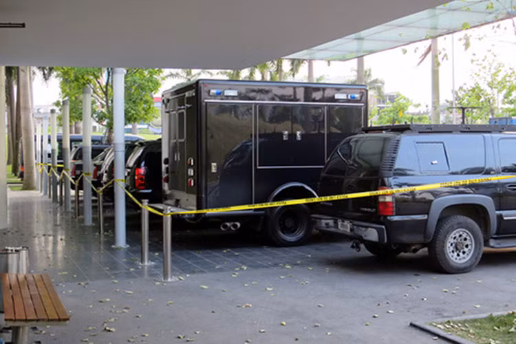 Ngoài ra, bình ô xy và máu dự trữ cùng nhóm máu của ông chủ Nhà Trắng cũng được đặt bên trong xe. Đầu của xe được trang bị camera quan sát ban đêm, súng phun hơi cay. Lốp xe được gia cường bằng sợi Kevlar rất khó bị phá hủy, trong trường hợp bộ lốp bị hỏng vành xe vẫn giúp The Beast di chuyển trên đường.