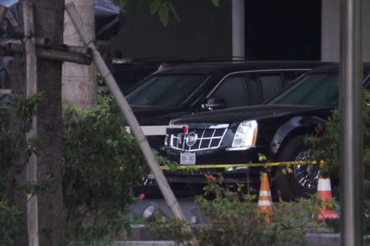 Tương tự Cadillac One, mẫu SUV "hàng khủng" Chevrolet Suburban này cũng có tên gọi thân mật là Roadrunner. Chiếc xe này chẳng khác gì văn phòng thông tin liên lạc di động, kết nối trực tiếp với vệ tinh quân đội Mỹ.