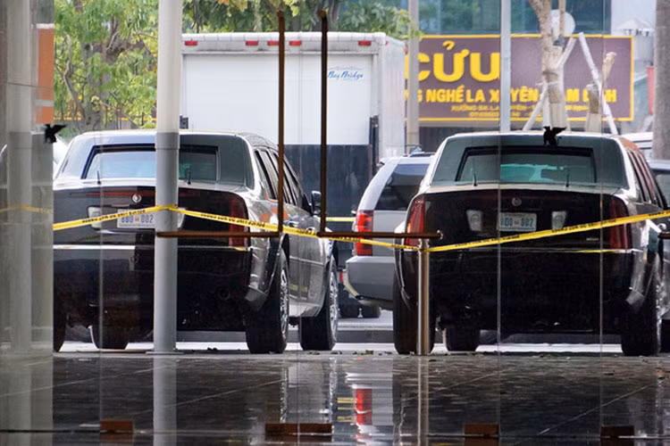 Ngoài ra, đoàn xe xuất hiện tại Hà Nội còn có sự góp mặt của một chiếc Ford F-series đã được cải tiến nhiều chi tiết nhằm phục vụ cho công tác hộ tống cùng hàng loạt các mẫu xe mang trọng trách khác nhau phục vụ cho chuyến viếng thăm của Tổng thống Mỹ.