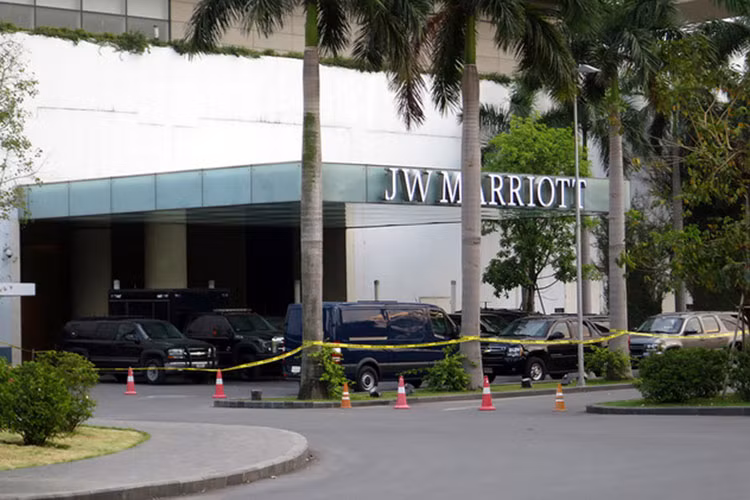 Ngoài 2 chiếc siêu xe limousine "hàng khủng" The Beast, dàn xe bảo vệ ông Obama còn có nhiều xe chuyên dụng khác. Trong số đó còn có một chiếc siêu SUV mang tên Chevrolet Suburban được chế tạo chuyên dụng cho nhiệm vụ bảo vệ ông Obama.