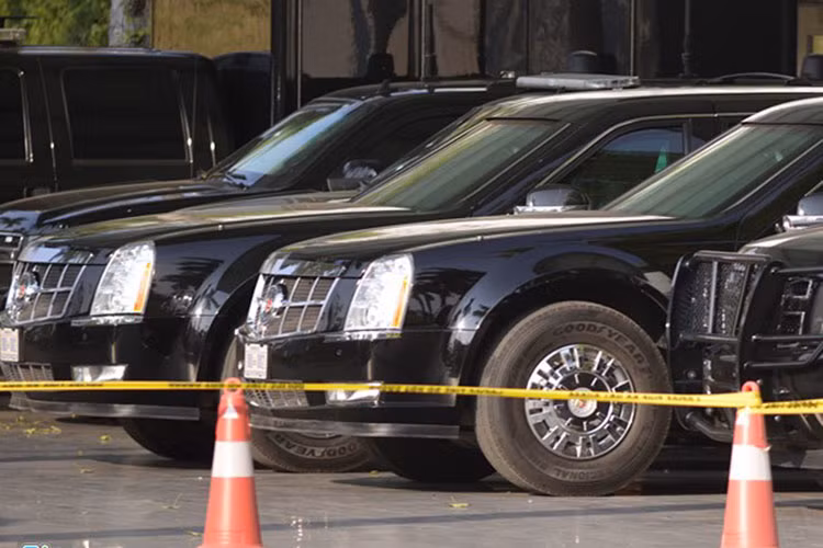 Trong đó dễ dàng nhận ra sự góp mặt của bộ đôi "quái thú" Cadillac One hay thường được gọi bằng cái tên thân mật The Beast, đây là chiếc siêu xe limousine bọc thép chống đạn luôn đi theo để chở Tổng thống Obama trong những chuyến thăm nước ngoài.