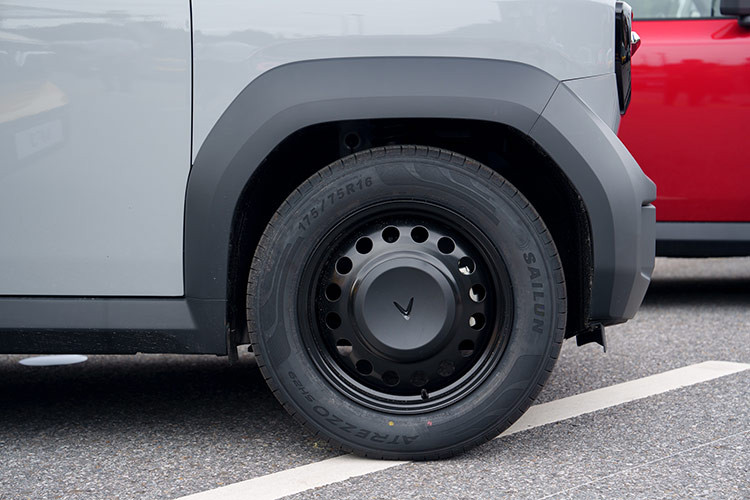 VinFast VF3 tại Việt Nam được trang bị bộ pin có khả năng di chuyển quãng đường lên tới 215 km/lần sạc, thời gian sạc pin nhanh nhất từ 10% lên 70% chỉ trong vòng 36 phút.