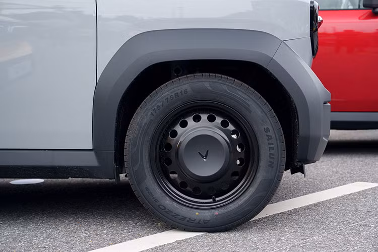 VinFast VF3 tại Việt Nam được trang bị bộ pin có khả năng di chuyển quãng đường lên tới 215 km/lần sạc, thời gian sạc pin nhanh nhất từ 10% lên 70% chỉ trong vòng 36 phút.