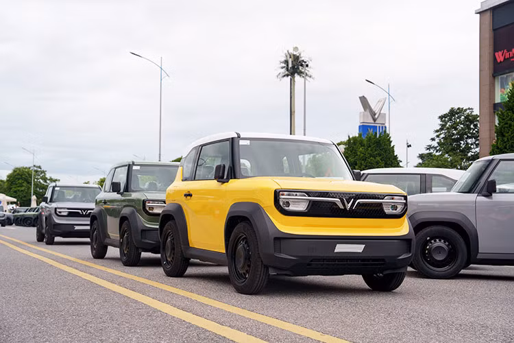 Vinfast VF3 là một mẫu ôtô điện hiện đại, cá tính và có giá bán phù hợp với khả năng chi trả của đại đa số người dân. Xe được thiết kế 2 cửa với kiểu dáng vuông vức, mạnh mẽ và cá tính.