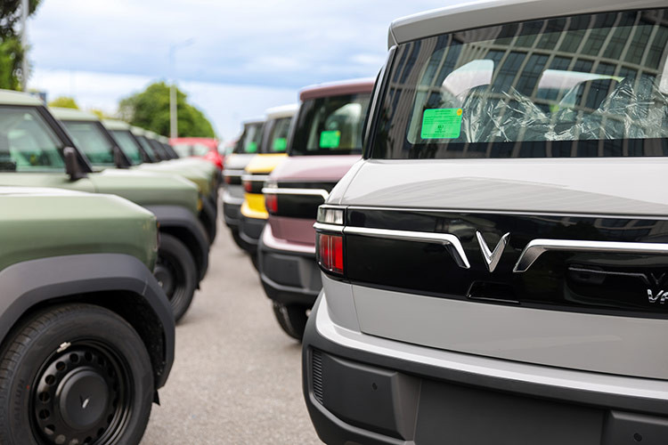 Xe điện mini Vinfast VF3 sở hữu bảng màu đa dạng, gồm 4 màu cơ bản, 5 màu nâng cao, đồng thời cho phép khách hàng thoải mái tùy chọn màu sơn theo sở thích với chi phí đặt cọc nhận xe chỉ 15 triệu đồng.