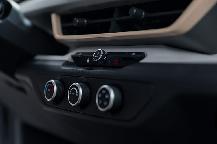 Xe cũng được trang bị túi khí dành cho người lái, phanh đĩa phía trước cùng các công nghệ an toàn như chống bó cứng phanh ABS, hỗ trợ phanh khẩn cấp, hỗ trợ khởi hành ngang dốc...