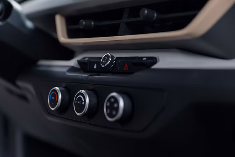 Xe cũng được trang bị túi khí dành cho người lái, phanh đĩa phía trước cùng các công nghệ an toàn như chống bó cứng phanh ABS, hỗ trợ phanh khẩn cấp, hỗ trợ khởi hành ngang dốc...