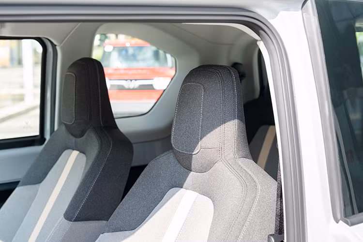 Mức giá xe Vinfast VF3 thuê pin là 240 triệu đồng, trong khi giá bán kèm pin là 322 triệu đồng. Nếu thuê pin, khách hàng chỉ phải nộp khoản phí 900.000 đồng/tháng cho quãng đường di chuyển dưới 1.500 km/tháng.