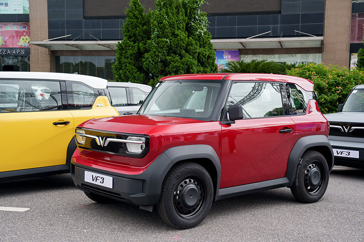 Với thiết kế hình hộp cùng bề ngang được gia tăng đáng kể, VF3 tạo cảm giác bề thế hơn đối thủ cùng phân khúc hay thậm chí thừa sức so với những chiếc xe hạng A giá rẻ còn lại trên thị trường như Hyundai Grand i10, Kia Morning hay Toyota Wigo. 