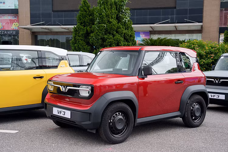 Với thiết kế hình hộp cùng bề ngang được gia tăng đáng kể, VF3 tạo cảm giác bề thế hơn đối thủ cùng phân khúc hay thậm chí thừa sức so với những chiếc xe hạng A giá rẻ còn lại trên thị trường như Hyundai Grand i10, Kia Morning hay Toyota Wigo. 