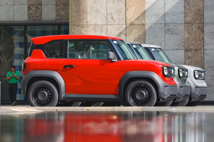 Mức 1.200.000 đồng/tháng cho quãng đường di chuyển từ 1.500 - 2.500 km/tháng, và 2.000.000 đồng/tháng cho quãng đường di chuyển trên 2.500 km/tháng. Xe được bảo hành chính hãng lên tới 7 năm hoặc 160.000 km (tùy điều kiện nào đến trước), trong khi pin cao áp được bảo hành 8 năm và không giới hạn km.