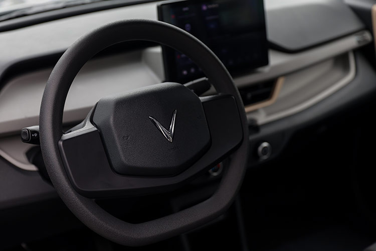 Mặc dù thuộc phân khúc xe cỡ nhỏ miniSUV, VF3 vẫn được VinFast trang bị màn hình giải trí cảm ứng cỡ lớn lên tới 10 inch, cùng cần gạt chuyển số sau vô lăng tương tự như trên những mẫu xe sang, mang tới trải nghiệm tiện nghi, ấn tượng cho người dùng.