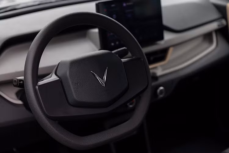 Mặc dù thuộc phân khúc xe cỡ nhỏ miniSUV, VF3 vẫn được VinFast trang bị màn hình giải trí cảm ứng cỡ lớn lên tới 10 inch, cùng cần gạt chuyển số sau vô lăng tương tự như trên những mẫu xe sang, mang tới trải nghiệm tiện nghi, ấn tượng cho người dùng.