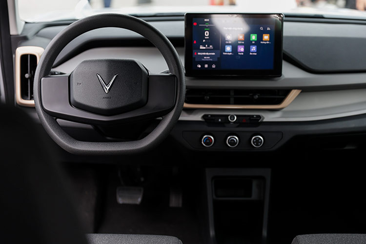 Động cơ điện của Vinfast VF3 cho công suất tối đa 30 kW, mô-men xoắn cực đại 110 Nm, kết hợp với hệ dẫn động cầu sau (RWD) cho khả năng tăng tốc từ 0-50 km/h trong vòng 5,3 giây.