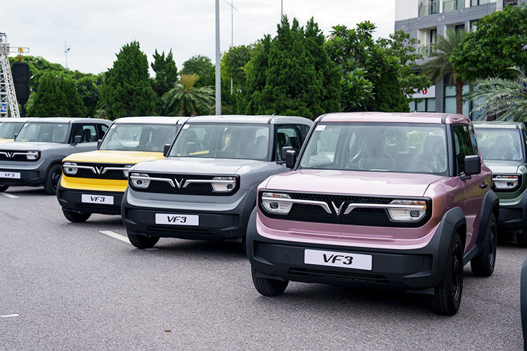 Lô xe VinFast VF3 2024 mới bàn giao cho những khách hàng đặt cọc sớm nhất trong tổng số gần 28.000 đơn hàng nhận được chỉ sau 66 giờ mở bán trong tháng 5/2024.