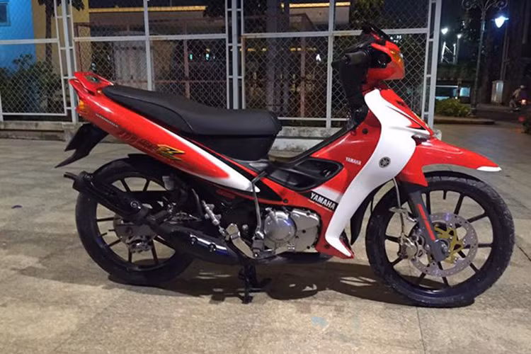 Tuy là phiên bản từ năm 1999, nhưng chiếc xe vẫn được chủ nhân giữ gìn khá nguyên bản. Được biết, chiếc xe này đang được rao bán với mức giá lên đến 157 triệu đồng. Tại thị trường Việt Nam, phiên bản mới nhất của dòng xe này có giá khoảng 200 triệu.