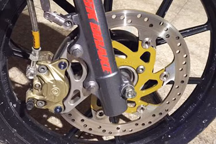  Yamaha Z125 từng là chiếc xe huyền thoại tại Việt Nam, với âm thanh 2 kỳ đặc trưng, nó hoàn toàn đốn ngã mọi trái tim yêu tốc độ. Chiếc Yamaha Z125 này ngoài độ nguyên bản, nó cũng được chủ nhân làm mới một số chi tiết như; heo Brembo 2pis đối xứng, lốp Michelin pilot sporty.