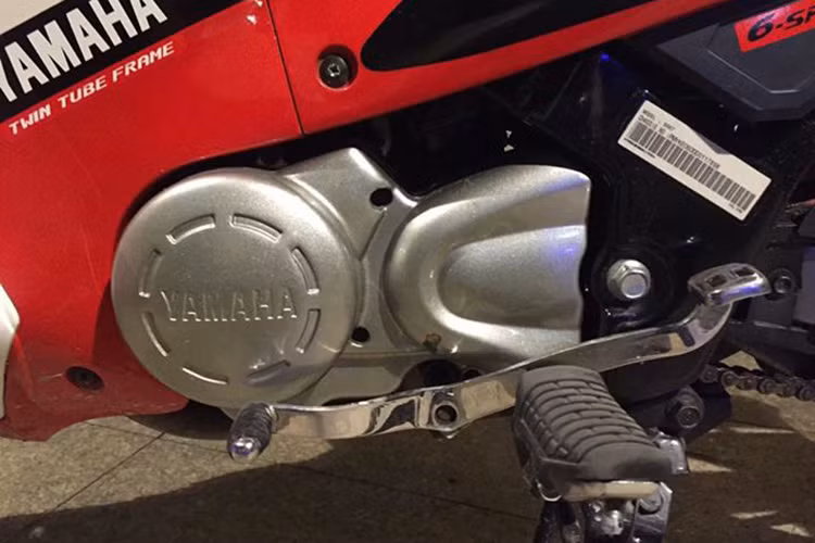 Trong 18 năm sản xuất, dòng xe 2 kỳ Z125 cũng không có nhiều thay đổi về thiết kế, kể cả những phiên bản mới nhất đời 2016 vừa được ra mắt tại Malaysia. Chiếc Z125 đời 1999 trong bài viết này thuộc sở hữu của một người sưu tập xe trong hội Hoacotien tại TP HCM.