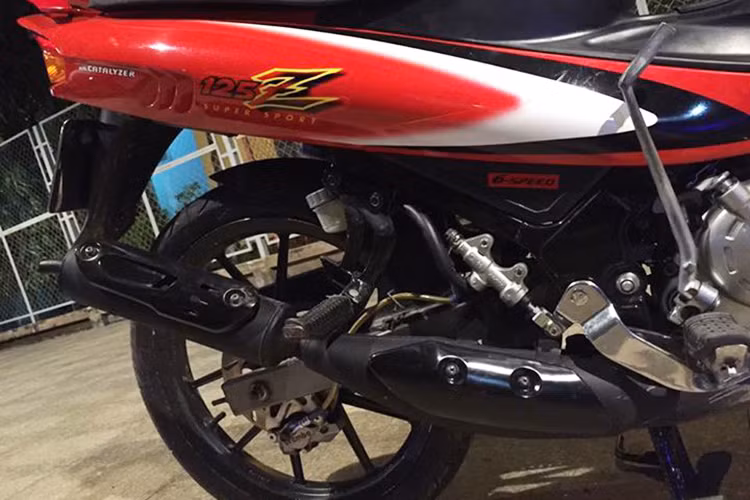 Điểm đặc biệt khiến Yamaha Z125 trở nên hấp dẫn đối với dân chơi xe ở các nước Đông Nam Á đó là khối động cơ 2 kỳ, xi-lanh đơn, làm mát bằng gió của chiếc xe có công suất cực mạnh, lên tới 17,5 ps và mô-men xoắn tới 16,18 Nm dù chỉ có dung tích 125 cc.