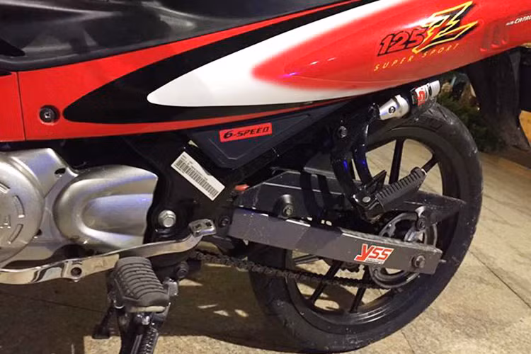 Phiên bản đầu tiên của dòng xe này được bán tại một số nước Đông Nam Á dưới tên gọi là Z125 với bánh căm. Sau đó, Yamaha đã tiếp tục tung ra phiên bản nâng cấp 125ZR với mâm đúc, tuy nhiên sau một thời gian nó đã "mất tích" trên thị trường vì mức giá và khó đặt mua.