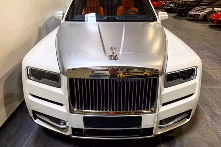 SUV siêu sang Rolls-Royce Cullinan được đặt một cái tên khá đặc biệt. Cái tên Cullinan này vốn được đặt theo viên kim cương 3.106 carat đẹp nằm trên vương miện Crown Jewels của Nữ hoàng Anh. Đây cũng chính là viên kim cương thô lớn nhất thế giới.