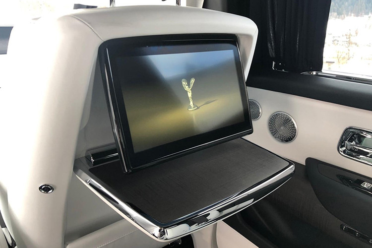 Xe được trang bị động cơ V12, tăng áp kép, dung tích 6.75 lít, sản sinh công suất tối đa 563 mã lực và mô-men xoắn cực đại 850 Nm tại vòng tua máy 1.600 vòng/phút. Động cơ của Rolls-Royce Cullinan được trang bị hộp số tự động ZF 8 cấp, hệ dẫn động 4 bánh toàn thời gian và đánh lái 4 bánh hoàn toàn mới.