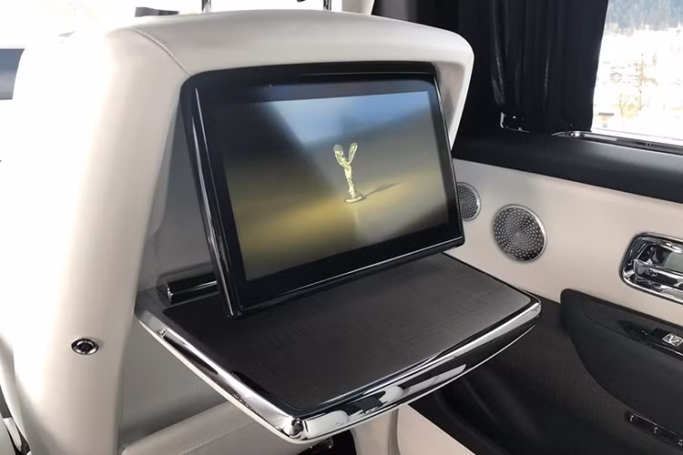 Xe được trang bị động cơ V12, tăng áp kép, dung tích 6.75 lít, sản sinh công suất tối đa 563 mã lực và mô-men xoắn cực đại 850 Nm tại vòng tua máy 1.600 vòng/phút. Động cơ của Rolls-Royce Cullinan được trang bị hộp số tự động ZF 8 cấp, hệ dẫn động 4 bánh toàn thời gian và đánh lái 4 bánh hoàn toàn mới.