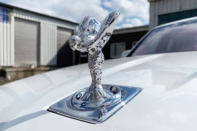 Điểm nhấn ở ngoại thất của xe là đường coachline kép màu vàng được vẽ bằng tay bởi nghệ nhân Mark Court. Lưới tản nhiệt lấy cảm hứng từ đền Pantheon và logo Spirit of Ecstasy làm mạ cờ-rôm sáng bóng. Xe sở hữu bộ đèn full led, đi cùng với đó là bộ mâm 7 chấu 22 inch đi kèm bộ lốp kích thước 255/45 R22.