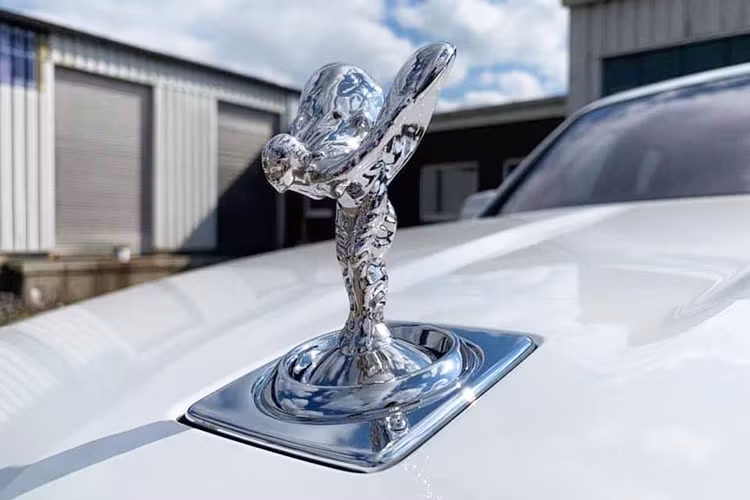 Điểm nhấn ở ngoại thất của xe là đường coachline kép màu vàng được vẽ bằng tay bởi nghệ nhân Mark Court. Lưới tản nhiệt lấy cảm hứng từ đền Pantheon và logo Spirit of Ecstasy làm mạ cờ-rôm sáng bóng. Xe sở hữu bộ đèn full led, đi cùng với đó là bộ mâm 7 chấu 22 inch đi kèm bộ lốp kích thước 255/45 R22.