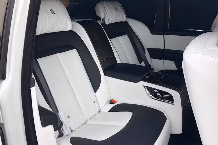 SUV siêu sang Rolls-Royce Cullinan thuộc phiên bản 4 chỗ ngồi sẽ có hai ghế ngồi phía sau theo kiểu độc lập và thương gia trong gói tuỳ chọn Individual Seat. Ở giữa hai hàng ghế này có bệ tỳ tay, tủ lạnh, hai chiếc ly và rượu champagne cùng một số tuỳ chọn khác.