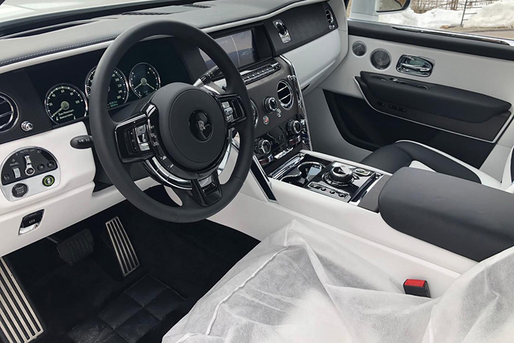 Hãng xe siêu sang Rolls-Royce còn mang đến một tuỳ chọn rất hấp dẫn cho những người yêu thích phong cảnh chính là bộ ghế ngồi phía sau khoang hành lý mang tên gọi View Suite. Với cặp ghế và bàn di động này, hành khách và chủ nhân có thể ngắm bất kỳ cảnh đẹp trên cung đường mình đi qua cùng chiếc SUV siêu sang Rolls-Royce Cullinan. 