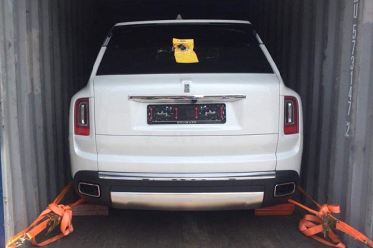 Mới đây, một doanh nghiệp chuyên nhập khẩu xe sang về Việt Nam đã chia sẻ hình ảnh khui công chiếc SUV siêu sang Rolls-Royce Cullinan 2019 mới được cho là tại cảng Cát Lái, quận 2, TP HCM. Như vậy, đây là chiếc Rolls-Royce Cullinan thứ 6 về Việt Nam.