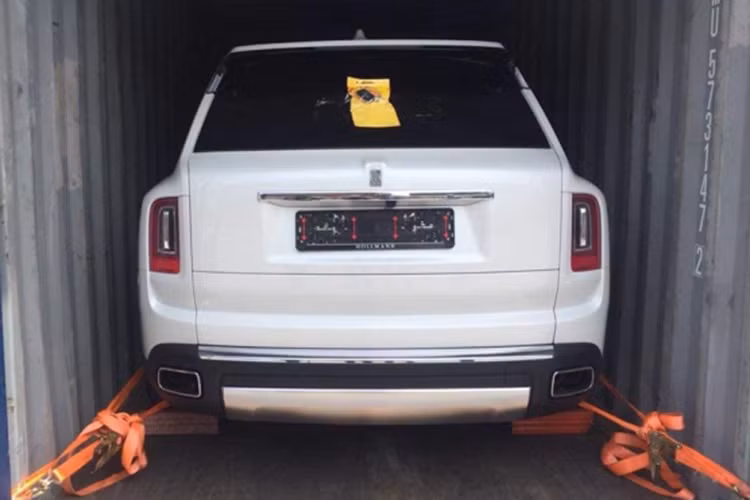 Mới đây, một doanh nghiệp chuyên nhập khẩu xe sang về Việt Nam đã chia sẻ hình ảnh khui công chiếc SUV siêu sang Rolls-Royce Cullinan 2019 mới được cho là tại cảng Cát Lái, quận 2, TP HCM. Như vậy, đây là chiếc Rolls-Royce Cullinan thứ 6 về Việt Nam.