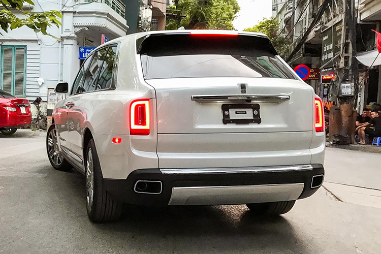 Dù các công ty nhập khẩu tư nhân đang bận rộn vận chuyển SUV siêu sang Rolls-Royce Cullinan về nước, đơn vị phân phối chính hãng dòng xe Rolls-Royce vẫn đang im lặng trước việc đưa Cullinan về Việt Nam. Nếu mua xe Rolls-Royce Cullinan theo diện chính hãng, giới nhà giàu Việt phải chi số tiền cực khủng từ 41 tỷ đồng cho bản tiêu chuẩn và bản cao cấp nhất có giá lên đến hơn 52 tỷ đồng.