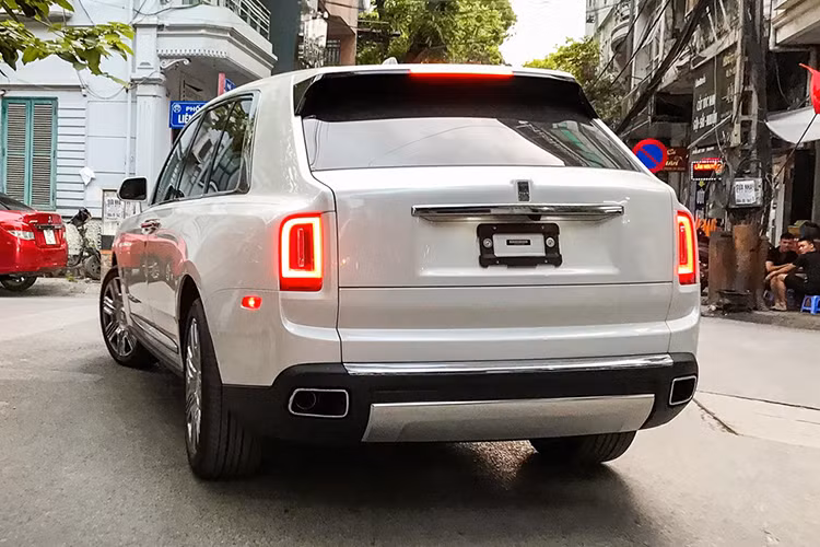 Dù các công ty nhập khẩu tư nhân đang bận rộn vận chuyển SUV siêu sang Rolls-Royce Cullinan về nước, đơn vị phân phối chính hãng dòng xe Rolls-Royce vẫn đang im lặng trước việc đưa Cullinan về Việt Nam. Nếu mua xe Rolls-Royce Cullinan theo diện chính hãng, giới nhà giàu Việt phải chi số tiền cực khủng từ 41 tỷ đồng cho bản tiêu chuẩn và bản cao cấp nhất có giá lên đến hơn 52 tỷ đồng.