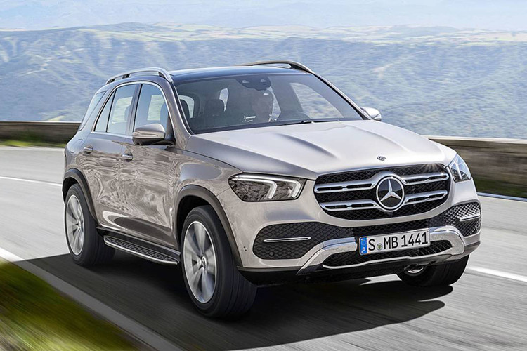 Với việc đối thủ truyền kiếp là mẫu BMW X5 thế hệ mới vừa được THACO đưa về nước thời gian gần đây, chắc chắn Mercedes-Benz cũng không thể làm ngơ và sẽ sớm đưa "đứa con cưng" GLE về Việt Nam để làm đối trọng trực tiếp. Ở thế hệ 2020, Mercedes-Benz GLE được cải tiến rất nhiều chi tiết từ thiết kế tới các trang bị và động cơ.
