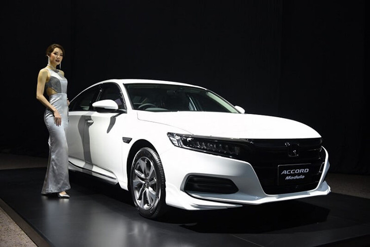 Mới đây, Honda Việt Nam cho biết, hãng đang gấp rút chuẩn bị cho lễ giới thiệu mẫu xe Honda Accord thế hệ thứ 10 hoàn toàn mới. Ngoài sở hữu những giải thưởng danh giá, uy tín trên đấu trường quốc tế, Honda Accord thế hệ mới còn chứa đựng rất nhiều những sự thay đổi tích cực của hãng xe Nhật Bản nhằm đem đến những trải nghiệm về thị giác, cảm giác lái và sự an toàn tối ưu nhất từ trước tới nay.