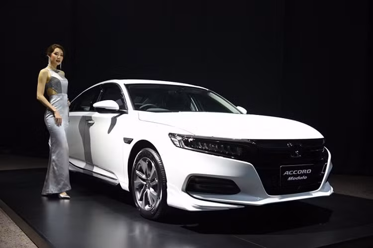 Mới đây, Honda Việt Nam cho biết, hãng đang gấp rút chuẩn bị cho lễ giới thiệu mẫu xe Honda Accord thế hệ thứ 10 hoàn toàn mới. Ngoài sở hữu những giải thưởng danh giá, uy tín trên đấu trường quốc tế, Honda Accord thế hệ mới còn chứa đựng rất nhiều những sự thay đổi tích cực của hãng xe Nhật Bản nhằm đem đến những trải nghiệm về thị giác, cảm giác lái và sự an toàn tối ưu nhất từ trước tới nay.