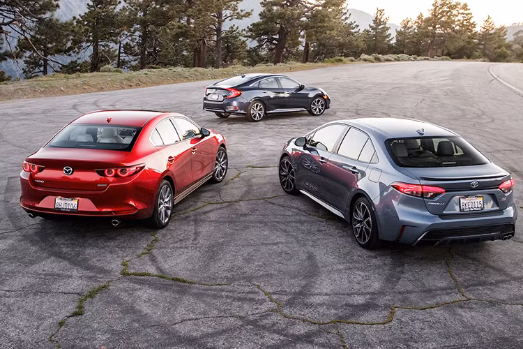 Thời điểm từ quý III tới cuối năm luôn được cho là "thời gian vàng" cho việc ra mắt các mẫu xe mới, đặc biệt là tại thị trường ôtô Việt Nam. Và năm nay cũng không phải ngoại lệ khi hàng loạt các cái tên mới, hứa hẹn sẽ góp phần khuấy động sức nóng của thị trường như Mazda3 2020, Honda Accord thế hệ mới, "anh em" nhà Mercedes-Benz hay Nissan Livina - "Kẻ song sinh" của Xpander...