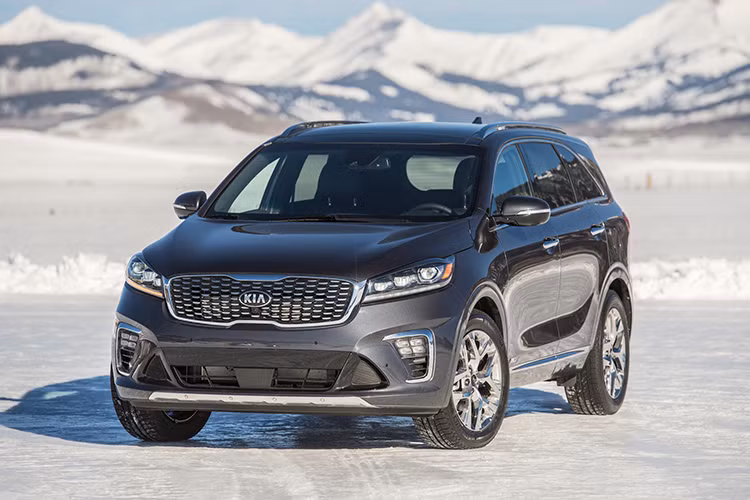 Kia Sorento 2019 được ra mắt tới các khách hàng trong khu vực Đông Nam Á hồi cuối năm 2018 tại Malaysia với 2 phiên bản sử dụng động cơ xăng 2.4L và động cơ dầu 2.2L. Tuy chỉ là một phiên bản nâng cấp giữa vòng đời nhưng khi so sánh với "người tiền nhiệm", Kia Sorento 2019 vẫn mang nhiều nét thiết kế mới từ ngoại thất tới nội thất để đem đến một diện mạo trẻ trung và hiện đại hơn.