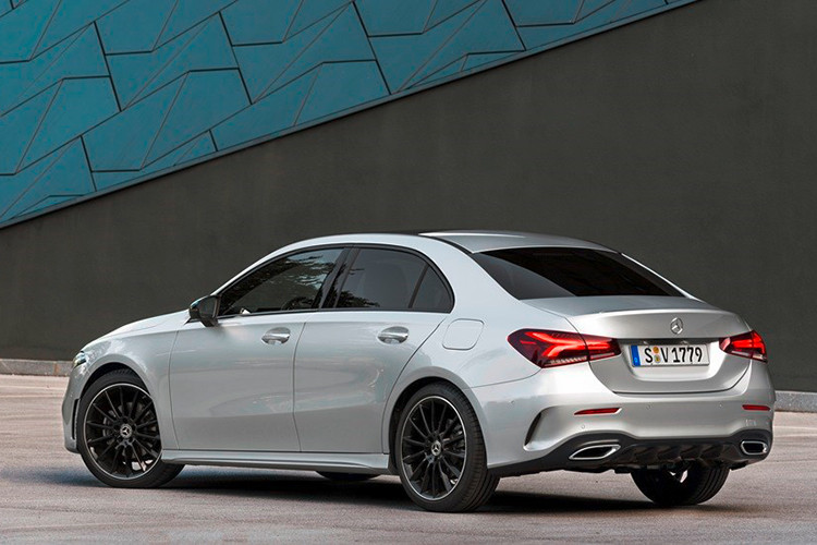 Tại Malaysia, Mercedes-Benz A-Class 2019 mới được phân phối với 2 biến thể động cơ, bao gồm động cơ xăng I4 1.6L với công suất 156 mã lực cùng lực mô-men xoắn cực đại 381 Nm, tiếp tới là khối động cơ xăng I4 2.0L với công suất 250 mã lực và mô-men xoắn cực đại 475 Nm. Đi kèm với đó là hộp số tự động ly hợp kém 7 cấp thế hệ mới.