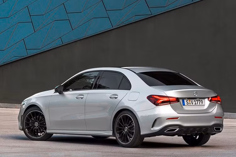 Tại Malaysia, Mercedes-Benz A-Class 2019 mới được phân phối với 2 biến thể động cơ, bao gồm động cơ xăng I4 1.6L với công suất 156 mã lực cùng lực mô-men xoắn cực đại 381 Nm, tiếp tới là khối động cơ xăng I4 2.0L với công suất 250 mã lực và mô-men xoắn cực đại 475 Nm. Đi kèm với đó là hộp số tự động ly hợp kém 7 cấp thế hệ mới.