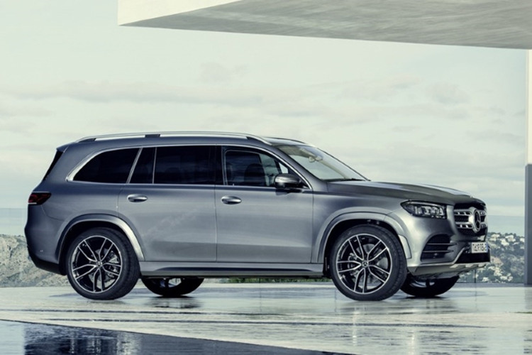 Được biết, Mercedes-Benz Việt Nam sẽ phân phối GLS với biến thể sử dụng động cơ V6 cùng sự hỗ trợ của hệ truyền động hybrid mới giúp cho khả năng tăng tốc mượt mà hơn. Ngoài ra, các trang bị như E-Active Body Control hay hệ thống treo khí nén Airmatic... như "đàn em" GLE sẽ đều xuất hiện đầy đủ trên GLS mới.