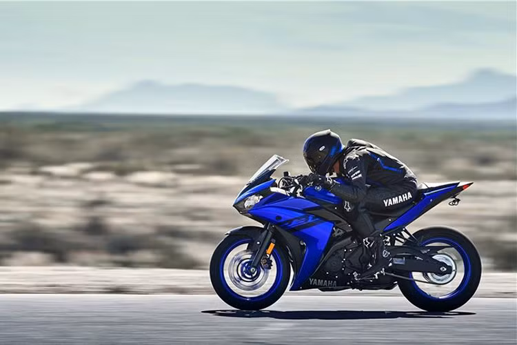 Dự kiến, YZF-R3 2018 sẽ bán tại thị trường Mỹ vào tháng 2/2017 với giá khởi điểm 4.999 USD (khoange 113 triệu đồng" cho bản thường và 5.299 USD (khoảng 120 triệu đồng) cho bản ABS. Hiện Yamaha MT-03 và YZF-R3 đều đang được phân phối chính hãng tại thị trường Việt Nam với giá bán khoảng 139 triệu đồng.