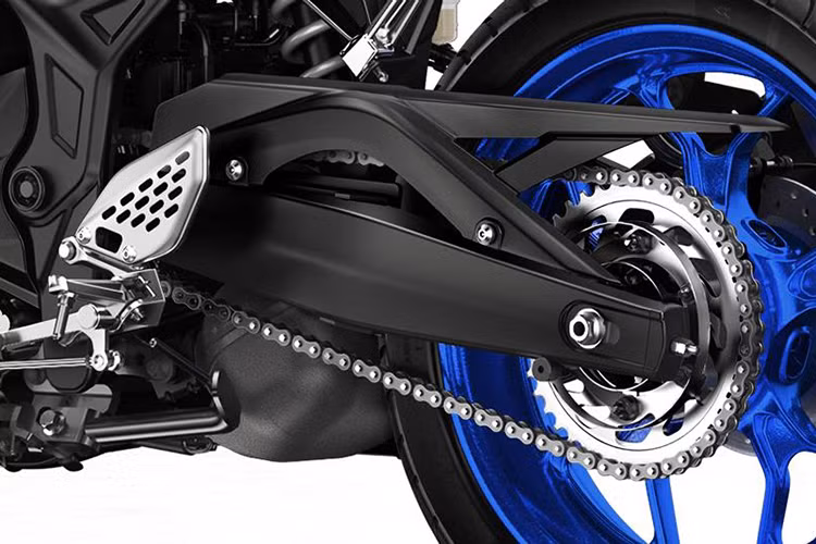 Ở phiên bản có ABS, Yamaha YZF-R3 bản 2018 sở hữu trọng lượng ướt 170 kg. Trong khi đó, bình xăng của xe có dung tích 14 lít. Vị trí ngồi của R3 phiên bản 2018 cũng khá thoải mái, khiến việc điều khiển xe rất dễ dàng trên cả đường đua lẫn đường phố - thậm chí là đi "phuợt".