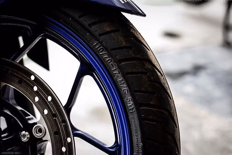 Mẫu xe thể thao cỡ nhỏ này sẽ vẫn được hãng xe máy Yamaha trang bị lốp trước 110/70/17 và lốp sau 160/60/17. Lực hãm của xe bắt nguồn từ phanh đĩa có đường kính 298 mm trước và 220 sau. Hệ thống chống bó cứng phanh ABS chỉ là trang bị tùy chọn cho người sử dụng. 