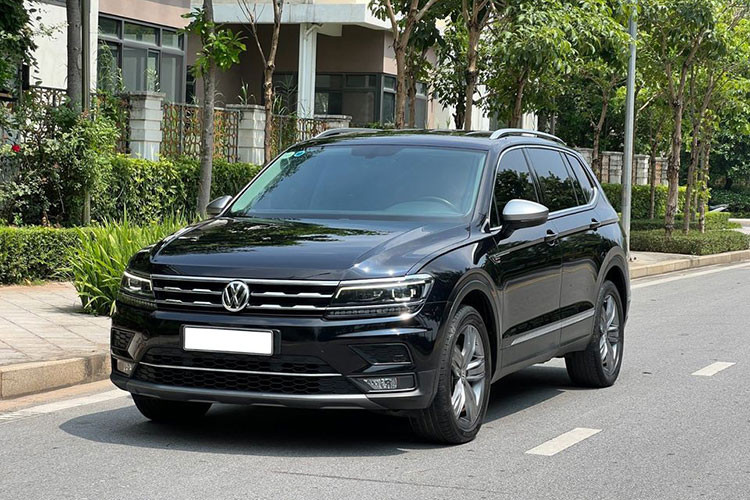 Mẫu xe SUV Volkswagen Tiguan Allspace được ra mắt lần đầu vào đầu năm 2018 tại thị trường Việt Nam và cũng gây một cơn "sốt nhẹ". Đây được xem là mẫu xe kén khách, nhưng lại khá ổn định bởi được gắn mác VW. Mới đây một chủ nhân của dòng xe này tại Hà Nội đã chào bán Volkswagen Tiguan trên sàn xe cũ.
