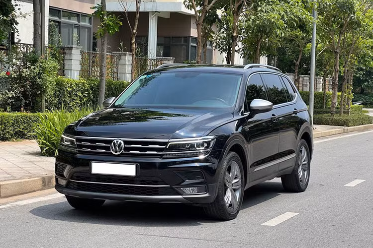 Mẫu xe SUV Volkswagen Tiguan Allspace được ra mắt lần đầu vào đầu năm 2018 tại thị trường Việt Nam và cũng gây một cơn "sốt nhẹ". Đây được xem là mẫu xe kén khách, nhưng lại khá ổn định bởi được gắn mác VW. Mới đây một chủ nhân của dòng xe này tại Hà Nội đã chào bán Volkswagen Tiguan trên sàn xe cũ.